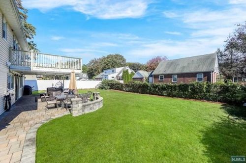 335 Charles St, N Milford NJ  07646-1801 exterior