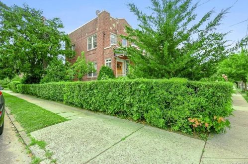 2340 Laconia Ave, Bronx NY  10469-1441 exterior