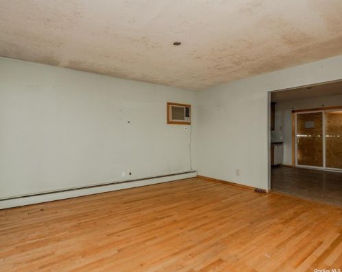 1054 Sullivan St, Bayshore, NY 11706-2616