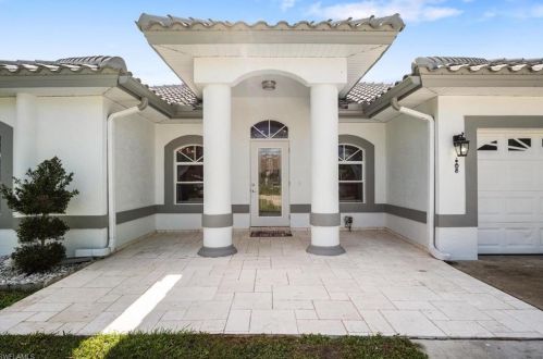 200 Mentor Dr, Naples, FL 34110-1330