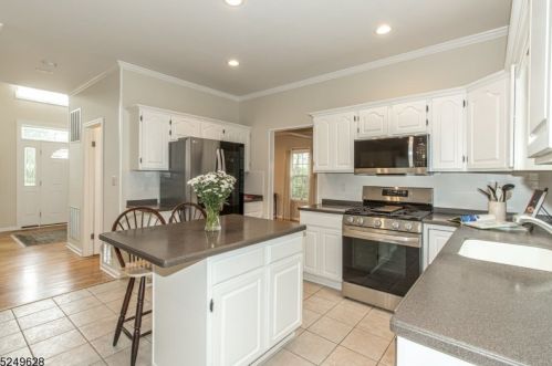 11 Autumn Dr, Scotch Plains NJ  07076-2431 exterior