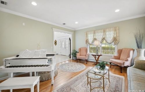 81 Stoothoff Rd, Elwood NY  11731-3917 exterior