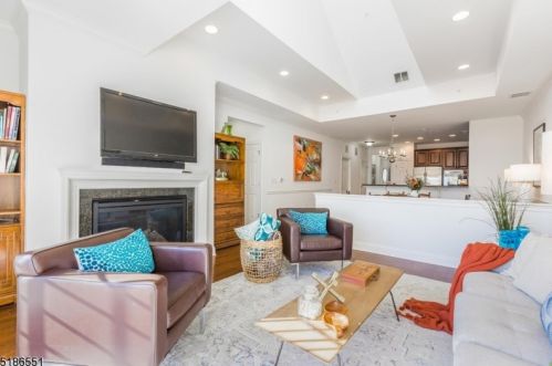 102 Quarry Dr, West Paterson NJ  07424-4255 exterior