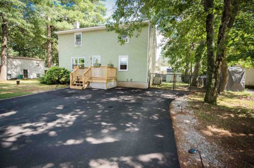 12 Riverside Dr, Fremont, NH 03044-3547