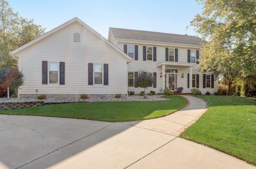 301 Comanche Ln, Waukesha, WI 53188-4438
