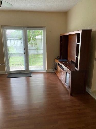 874 70th Pl, Hialeah FL  33014-5220 exterior