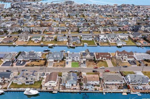 95 Midway St, Babylon NY  11702-4311 exterior