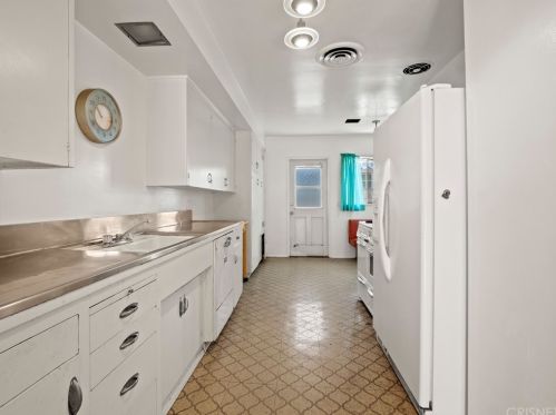 6462 Blucher Ave, Van Nuys, CA 91406-6211
