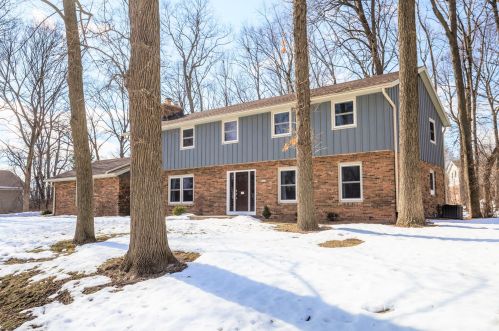 6531 Crestwood Dr, Milwaukee, WI 53209-3337