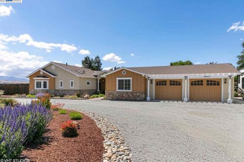 1905 Diana Ave, Morgan Hill, CA 95037-3346