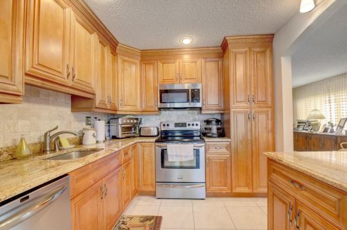 5136 Mirror Lk Blvd, Boynton Beach FL  33472-1211 exterior