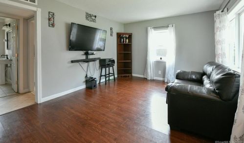 9 Stephen Ct, New Britain CT  06053-1633 exterior