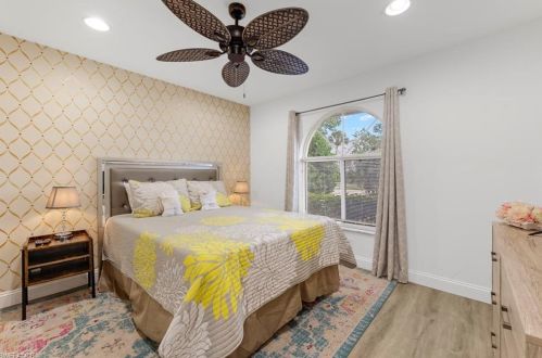 865 105 Ave, Naples FL 34108-1838 exterior