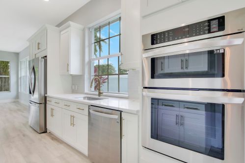 975 Bear Island Cir, West Palm Beach FL  33409-2062 exterior