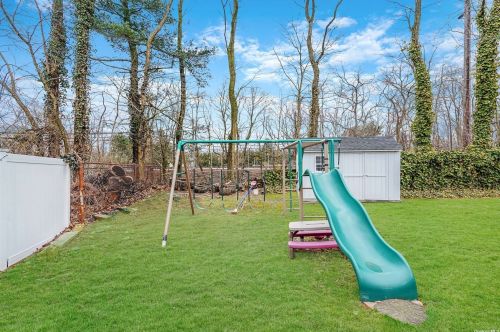 40 Royal Ln, Northport NY  11768-3332 exterior