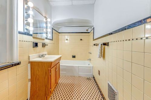 1025 Chartiers Ave, Pittsburgh PA  15220-4852 exterior