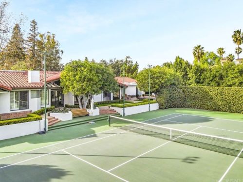 5242 Amestoy Ave, Van Nuys CA 91406-2112 exterior