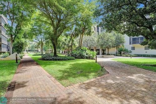 2808 46th Ave, Hollywood FL  33021-2988 exterior