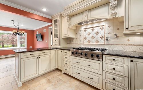 338 Elwood Rd, Elwood NY  11731-2215 exterior