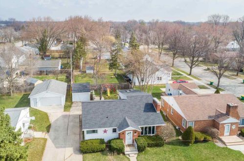 1090 Hickory Hill Dr, Green Bay, WI 54304-2464