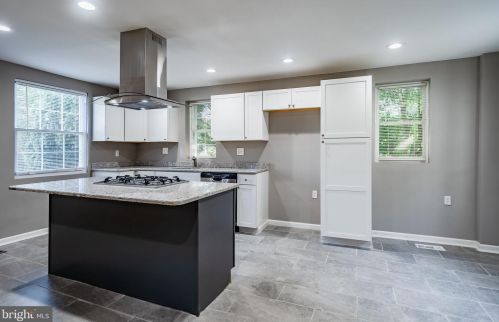 156 Riverview Dr, New Castle DE  19720-2732 exterior