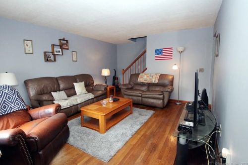 317 Oakwood St, Bridgeport, CT 06606-3836