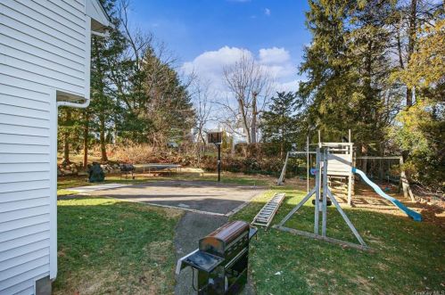 80 Donnybrook Rd, Scarsdale NY  10583-6704 exterior