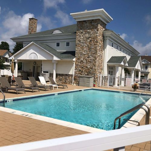 108 Narragansett Villas Dr, North Lindenhurst, NY 11757-5400