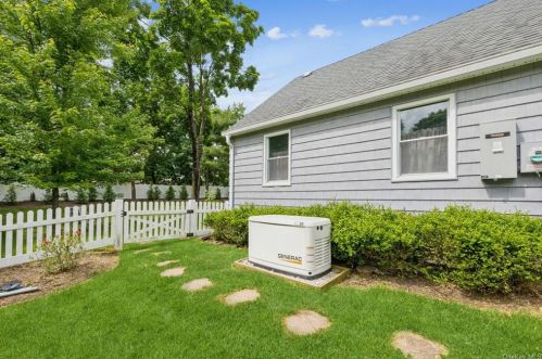 25 Cardinal Ct, West Nyack NY  10994-1031 exterior