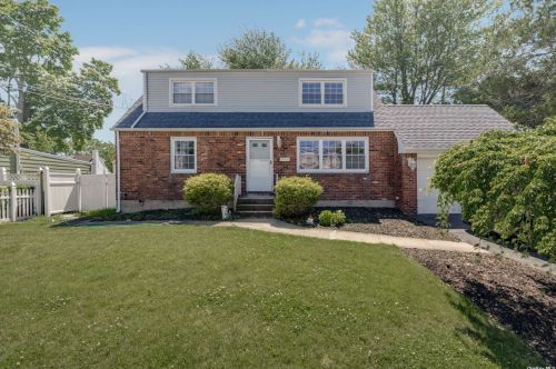 369 Niagara Ave, North Lindenhurst, NY 11757-3512