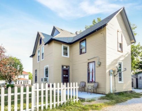 110 3rd St, Indianola, IA 50125-2605