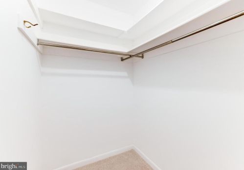 2053 Headlands Cir, Herndon VA  20191-3642 exterior