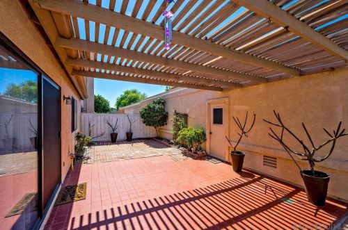 6829 Pear Tree Dr, Carlsbad CA  92011-3937 exterior