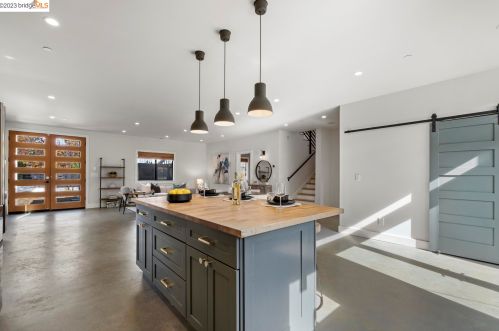 1077 57th St, Oakland CA  94608-2744 exterior