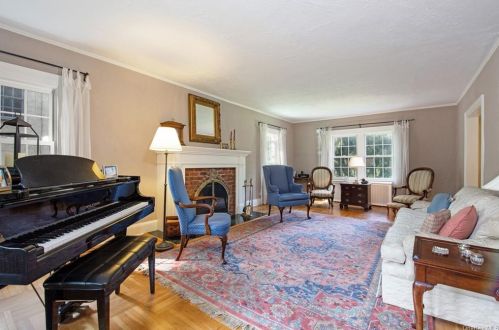 55 Tunstall Rd, Scarsdale, NY 10583-6322
