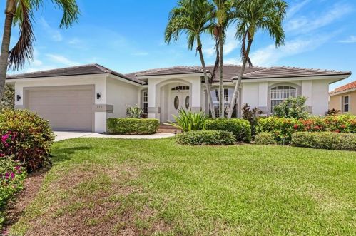 275 Edgewater Ct, Marco Island, FL 34145-3525