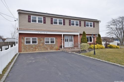 168 Wyona Ave, North Lindenhurst, NY 11757-5939