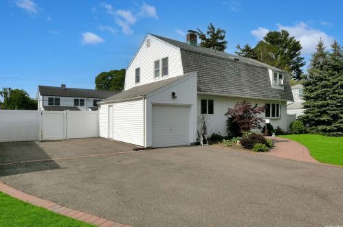 617 Westbury Ave, Westbury, NY 11590-2933