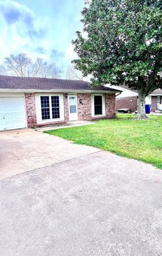 618 Gray Ave, West Columbia, TX 77486-3826