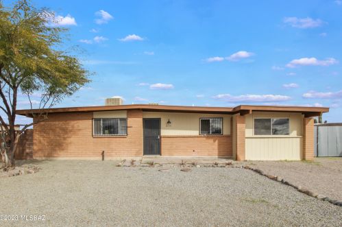 8135 Escalante Rd, Tucson, AZ 85730-3522
