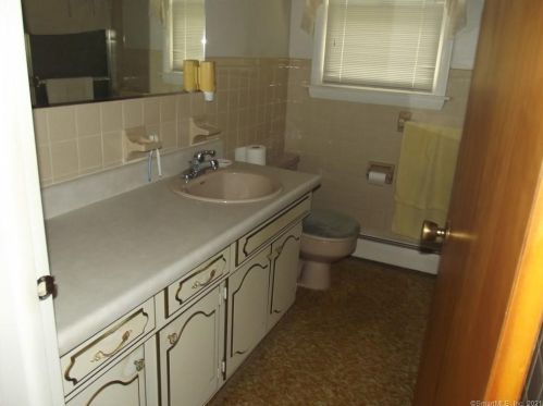 11 Harbor View Ave, Waterford CT  06385-1312 exterior