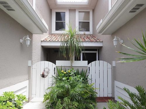 402 Emerald Bay Cir, Naples, FL 34110-8680