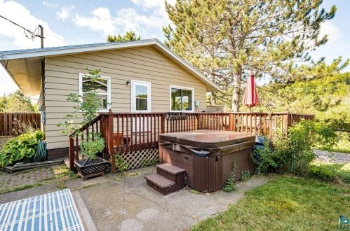 702 Basswood Ave, Duluth, MN 55811-2638