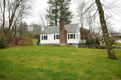 23 Brookside Pl, Pleasantville NY  10570-1204 exterior