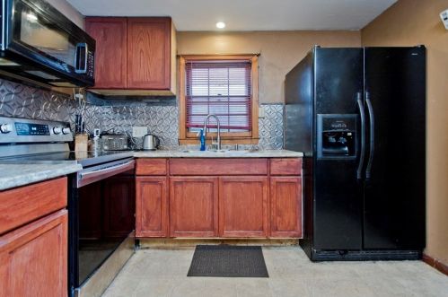 51 Canton Cir, Springfield, MA 01104-1441