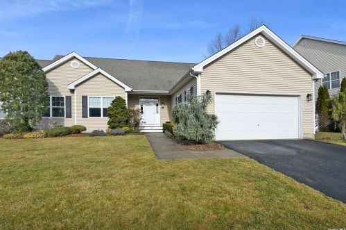 135 Breeley Blvd, Huntington Station, NY 11747-5341