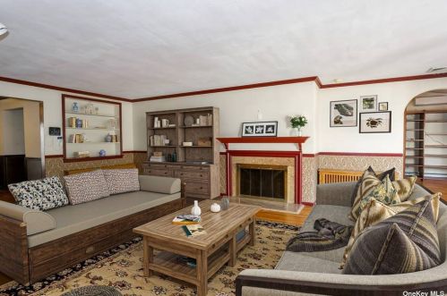 5 Shadow Ln, Great Neck, NY 11021-2510