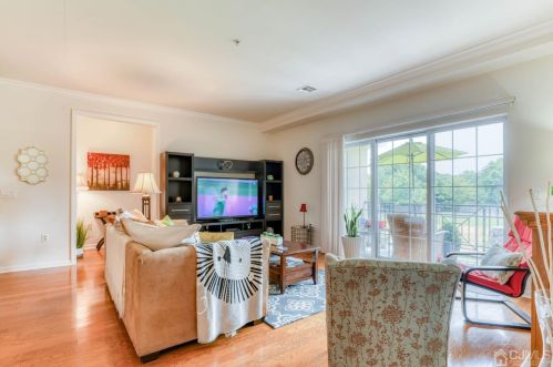 307 Regency Pl, Woodbridge NJ  07095-1032 exterior