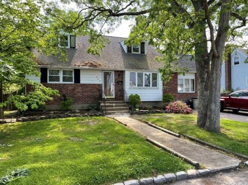 385 Broome Ave, North Lindenhurst NY  11757-3834 exterior