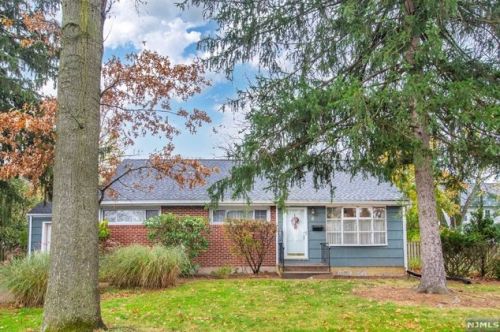 6 Marion Ct, Ho Ho Kus, NJ 07423-1621